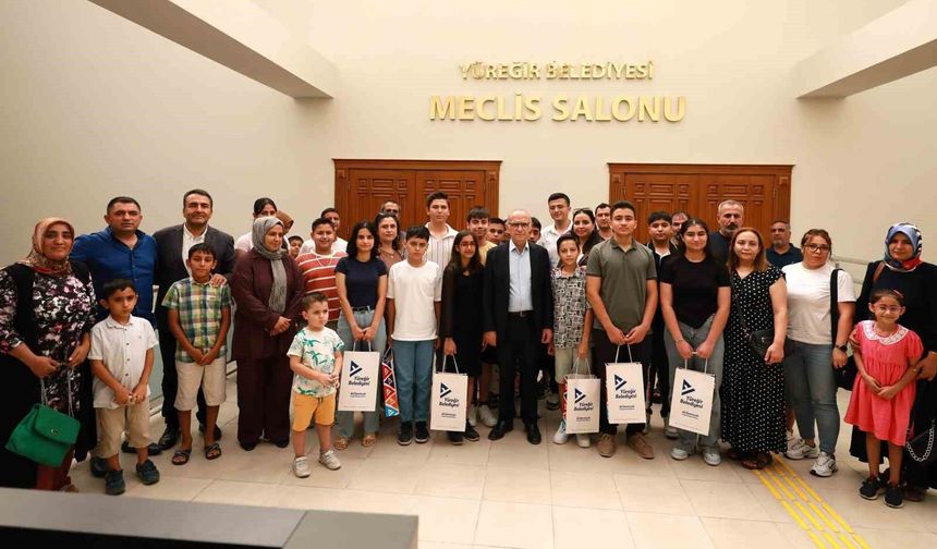 Yüreğir'de başarılı öğrencilere tablet ödülü