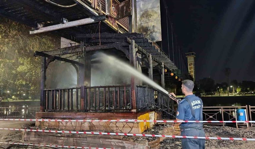 Adana'da asma yaya köprüsünde yangın: 20 metrelik bölüm yandı