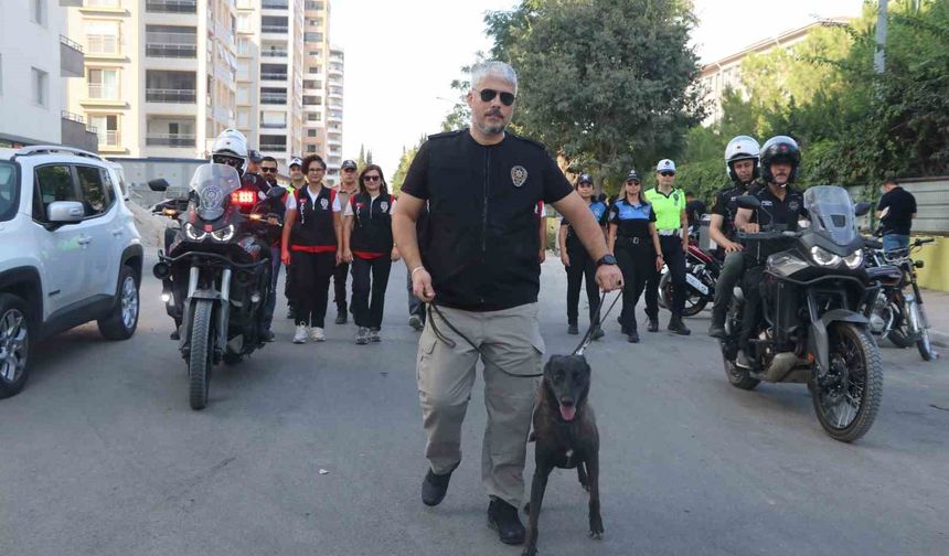 Adana'da okulların ilk gününde polisten güvenlik uygulaması