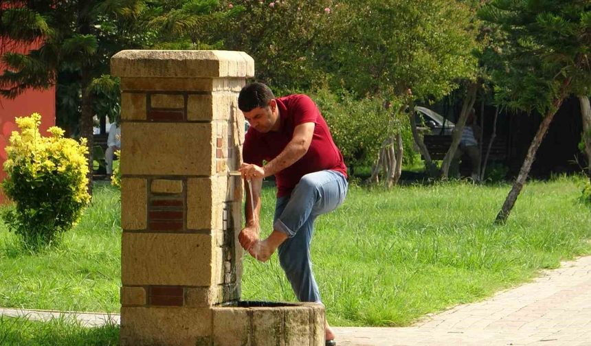 Adana'da termometreler 43 dereceyi gördü, vatandaş sıcağa şiir yazdı
