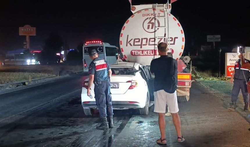 Akaryakıt tankerine arkadan çarpan otomobil 100 metre sürüklendi: 1 ölü