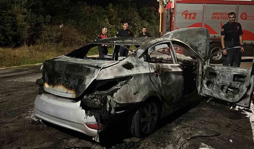 Alanya'da seyir halindeki otomobil alevlere teslim oldu