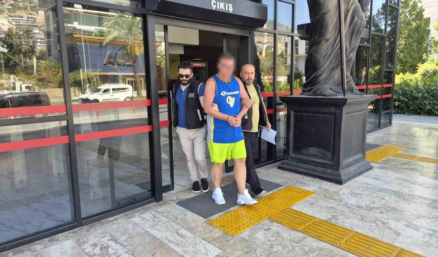 Alanya'da Türk bayrağına tüküren İngiliz turist tutuklandı