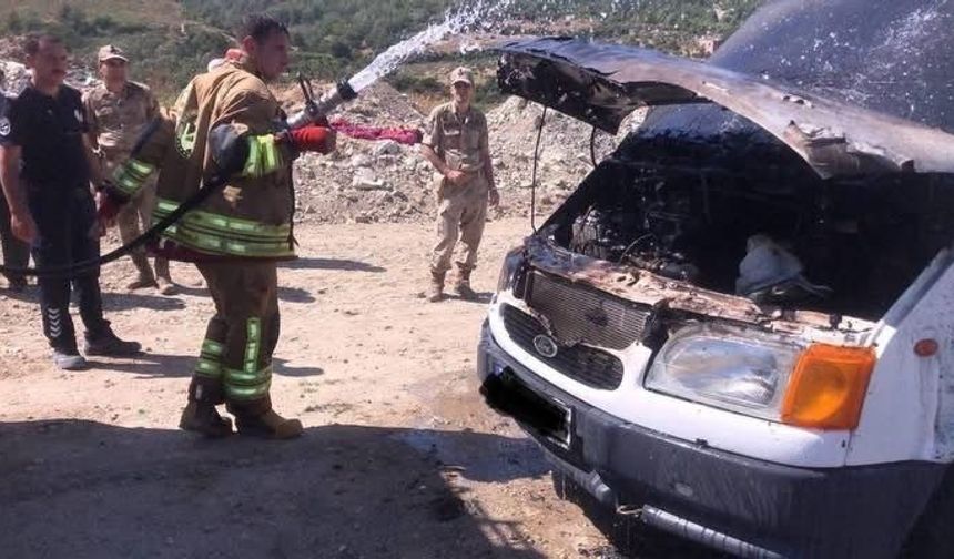 Antakya'da minibüsün motorundan alevler yükseldi