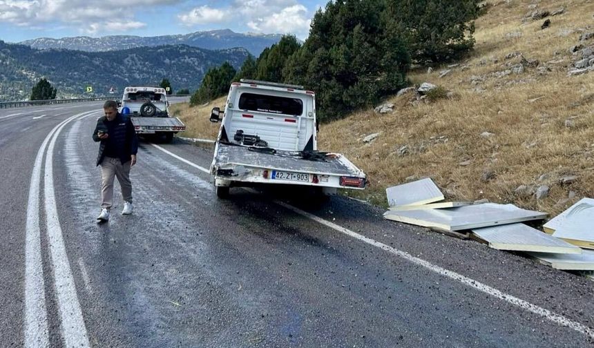 Antalya'da iki ayrı trafik kazasında 2 kişi yaralandı