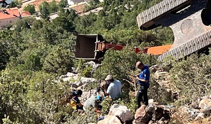 Antalya'da iş makinesi 60 metrelik uçuruma yuvarlandı operatör yaralı kurtuldu