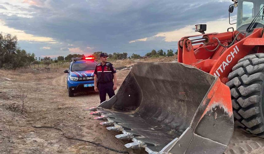 Antalya'da Milli Emlak arazisinden izinsiz kum alan 3 şüpheli gözaltında