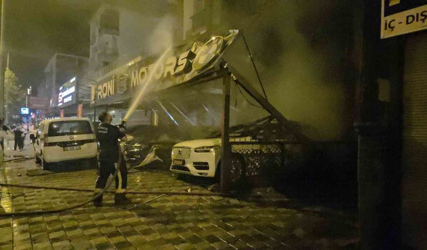 Antalya'da oto galeride yangın: 4 araç ve apartman hasar gördü