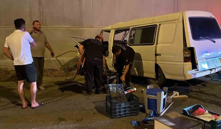 Antalya'da panelvan kontrolden çıktı: 1 yaralı