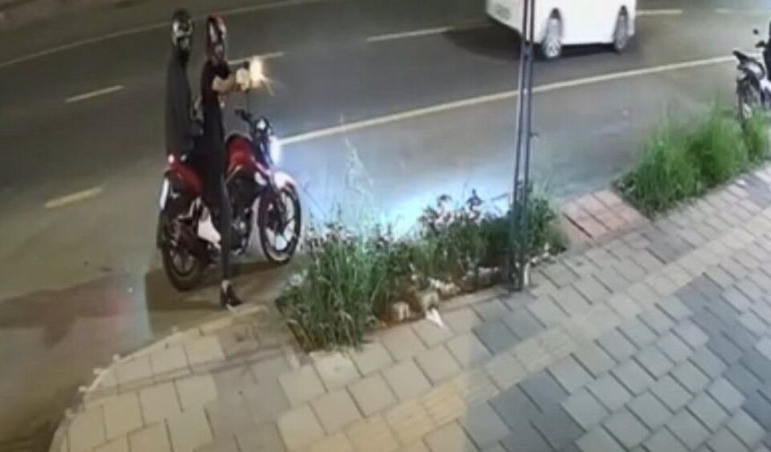 Aynı yerde ikinci saldırı: Kasklı şüpheli iş yerine peş peşe ateş açtı
