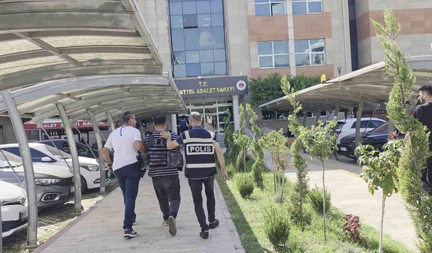 Boşanma aşamasındaki karısını öldüren şahıs çelik yelekle adliyeye sevk edildi