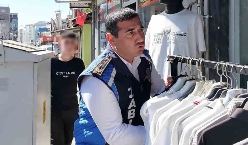 'Burası vatandaşın hakkı, vatandaş buradan nasıl geçecek' diyen zabıta ekipleri kaldırım işgallerine müdahale etti