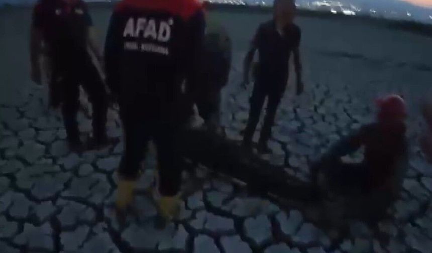 Çamura saplanarak mahsur kalan vatandaş kurtarıldı