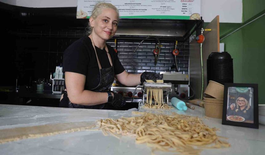 Depremin pes ettiremediği kadın, gastronomi şehrinde el açması makarnasıyla vatandaşların damak tadını değiştirdi