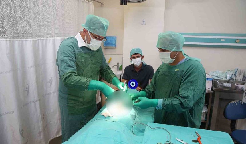 Doktor belediye başkanı önce çocukları eğlendirdi, ardından sünnet etti