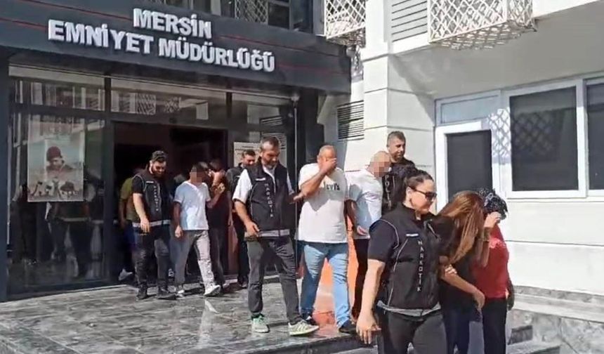 Hastane otoparkındaki araçtan 256 bin 900 uyuşturucu hap çıktı: 2 şüpheli tutuklandı