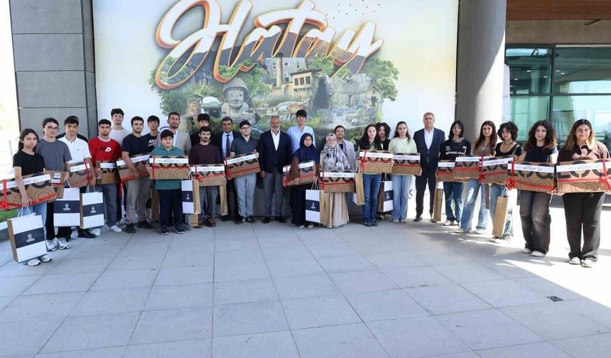 Hatay'ın başarılı gençleri ödüllerini Başkan Öntürk'ten aldı