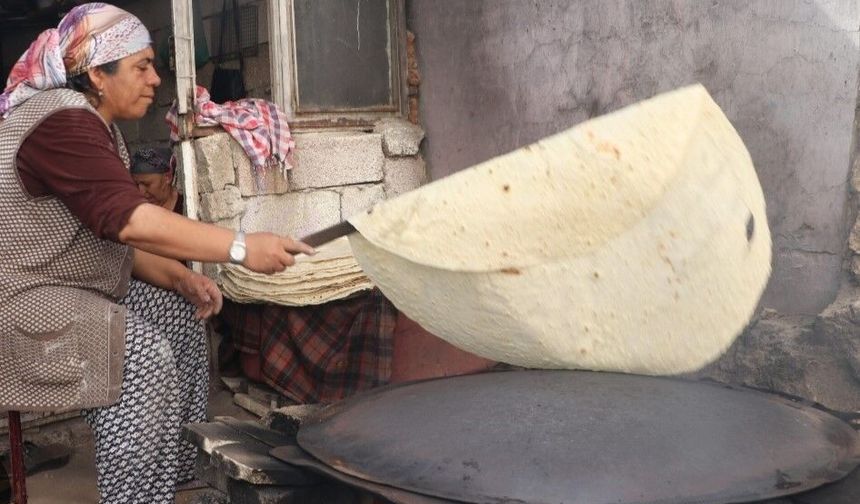 Kahramanmaraş'ta kadınların imece usulü yufka ekmek mesaisi