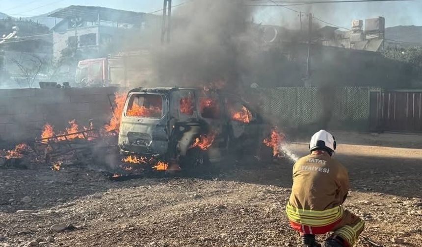 Kırıkhan'da hafif ticari araç alevlere teslim oldu
