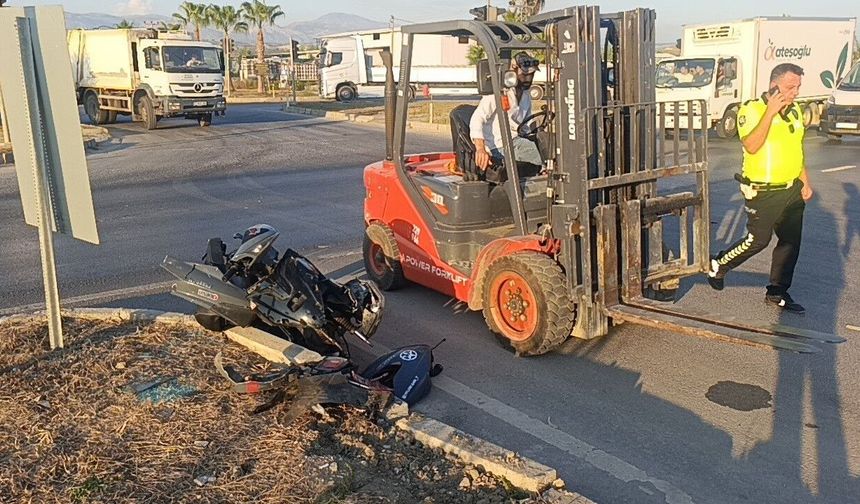 Kırmızı ışık ihlali yapan ticari taksiyle motosiklet çapıştı: 1 yaralı