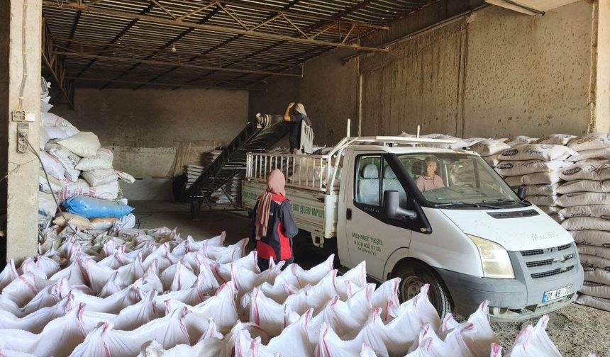 Kozan'da yangından etkilenen hayvan yetiştiricilerine 24 ton yem desteği