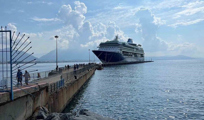 Lüks kruvaziyer bin 765 turist ile Alanya iskelesine demir attı