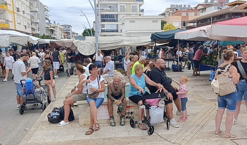 Manavgat semt pazarına turist akını esnafın yüzünü güldürdü