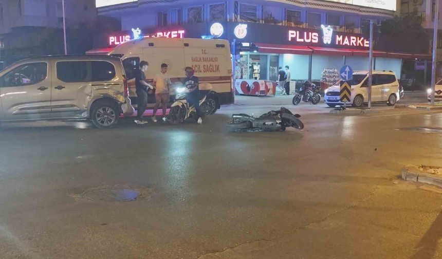 Manavgat'ta hafif ticari araç ile çarpışan motosikletli yaralandı
