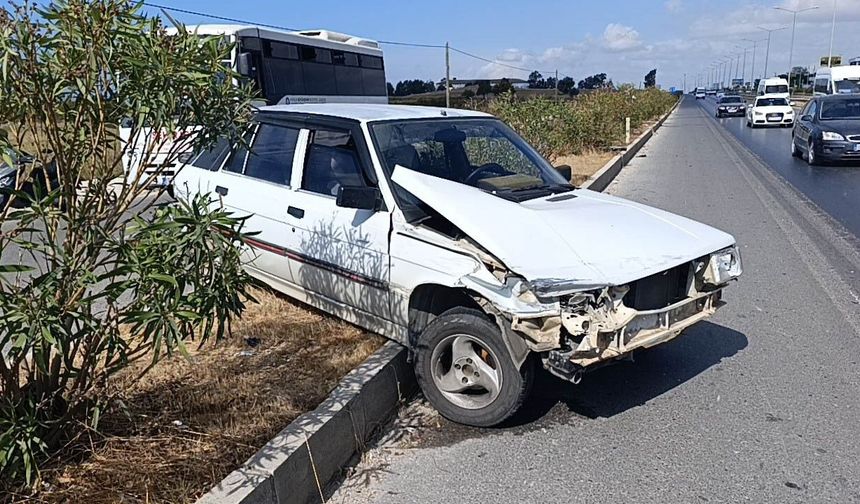 Manavgat'ta kaza yapan araç refüjde asılı kaldı
