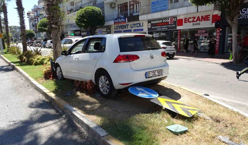 Manavgat'ta otomobiller çarpıştı: 2 yaralı