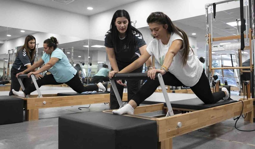 Mersin'de kadınlar ücretsiz pilates kursunda hem spor yapıyor hem sosyalleşiyor