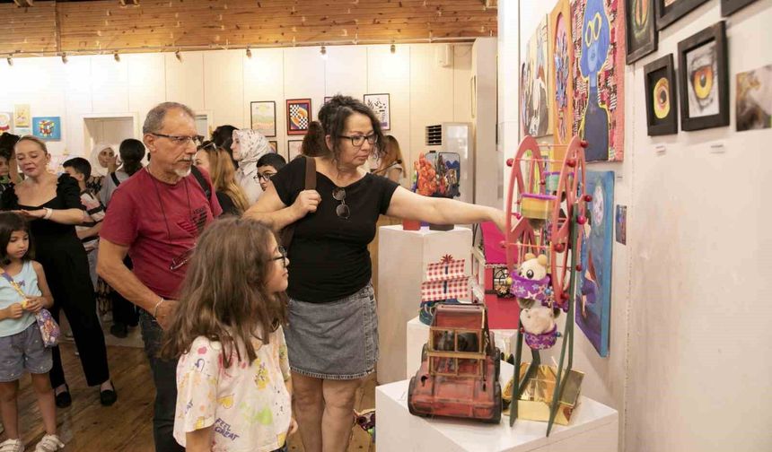 Mersin'de miniklerin rengarenk hayalleri sergiye dönüştü