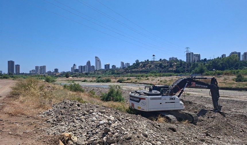 Mersin'de sel ve taşkın riskine karşı dere ıslahı çalışmaları sürüyor