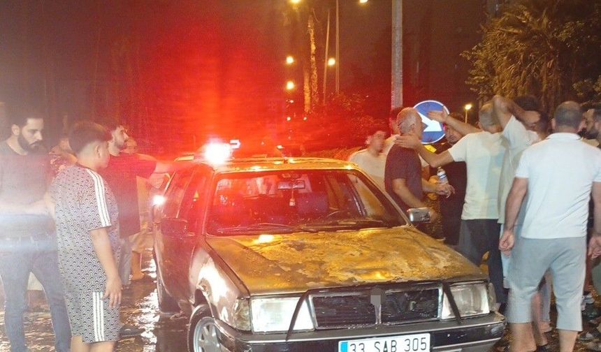 Mersin'de seyir halindeki otomobil alevlere teslim oldu