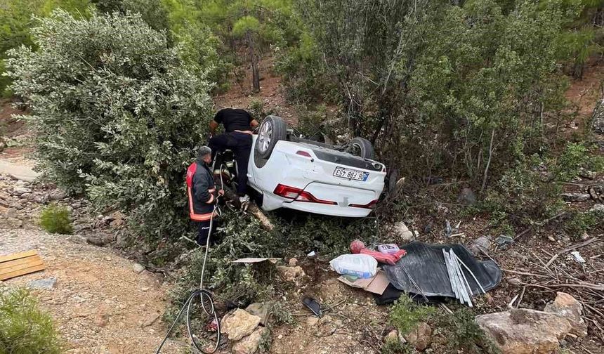 Mersin'de seyir halindeki otomobil devrildi: 1 ağır yaralı