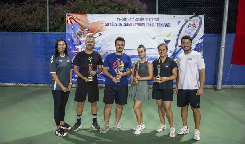 Mersin'de Zafer Bayramı tenis turnuvasında şampiyonlar belli oldu