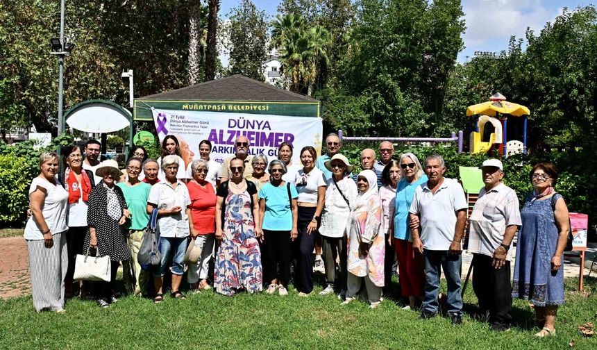 Muratpaşa, alzaymır farkındalığı için yaşlı evlerinde buluştu