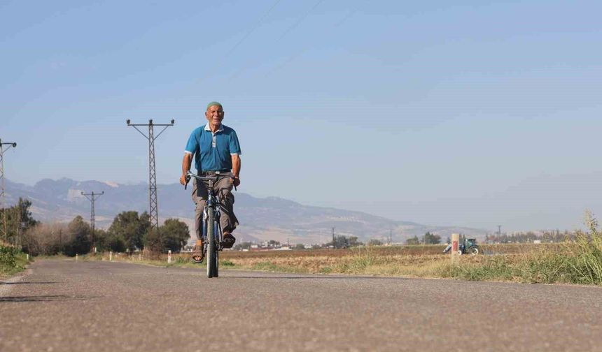 Ömrünü pedal çevirerek geçiren 85 yaşındaki yaşlı adam, 'Ne mazot ne gaz, pedal çevirmeye doyum olmaz' bilinciyle günde 20 kilometre yol katediyor