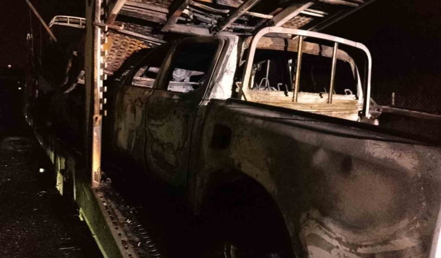 Osmaniye'de sıfır araç taşıyan tır yandı: 4 pikap küle döndü