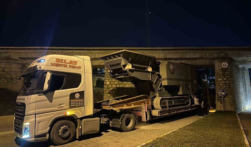 Osmaniye'de taş kırma makinesi yüklü tır köprüye sıkıştı