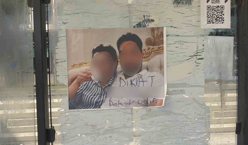 Otobüs durağına asılan 'Dikkat, dolandırıcıdır' yazılı fotoğraf karesi görenleri şaşırttı