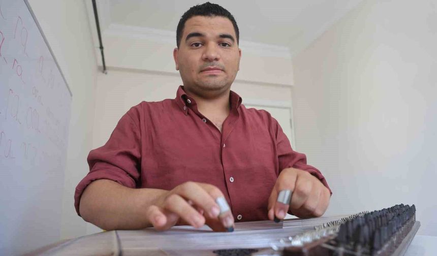 Profesörün 'Okuma, yazma öğrenemez' dediği otizmli Ertuğrul, tüm engelleri aşarak annesinin 1 yaşında başlattığı eğitimle konservatuardan mezun oldu
