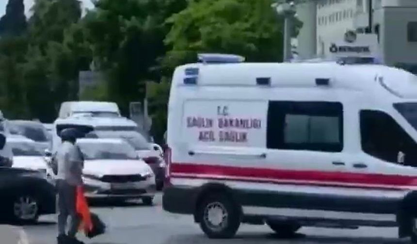 Süpürgeyi bıraktı, üzerinden çıkardığı yeleğini can kurtarmak için salladı