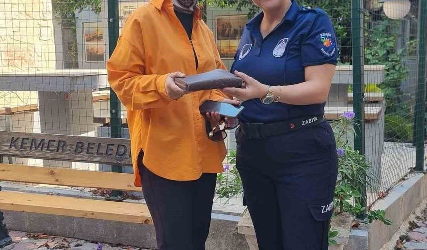 Vatandaş tarafından bulunan cüzdan zabıta tarafından sahibine teslim edildi