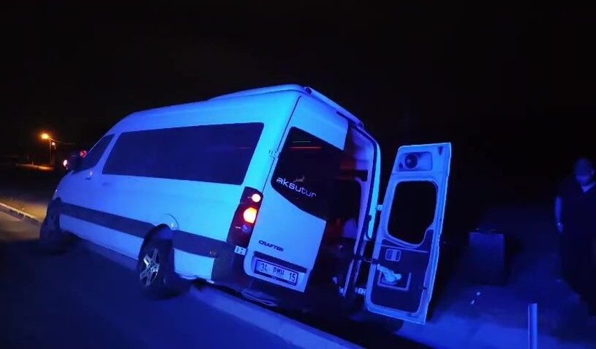 Yağmur suyu tahliye kanalına düşen minibüsteki turist yaralandı