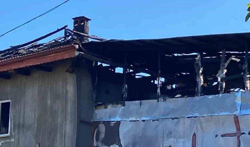 Yalvaç'ta iki ahşap ev yangında kullanılamaz hale geldi