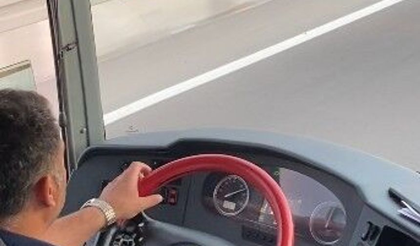 Yolcu otobüsü şoförünün seyir halindeyken müzik keyfi yolcu kamerasında