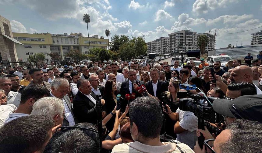 Yüreğir Belediyesi önünde başkan vekilliği kararına tepki