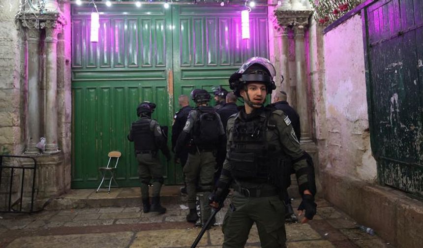 İsrail polisi Filistinli erkeklerin camiye girişini yasakladı