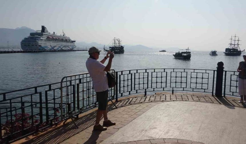 İsrailli turistler lüks kruvaziyerle Alanya’ya demir attı